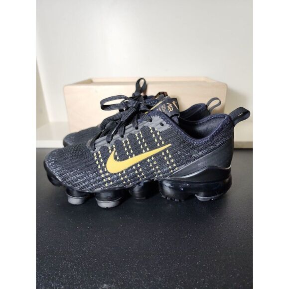 Nike Air Vapormax Flyknit 3 Size 4Y - Picture 2 of 8